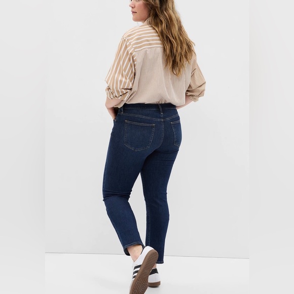 GAP Real Straight Mid-rise dark wash jeans. Size 28L. - Picture 4 of 16